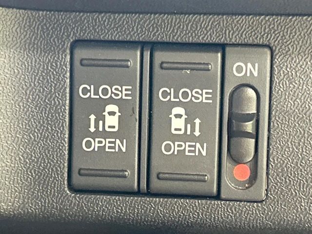 【両側パワースライドドア】スマートキーや運転席のスイッチで後席両側スライドドアの開閉が可能♪電動だから力を入れてドアを開ける必要が無く、小さなお子様でも簡単に開け閉めでき快適です♪