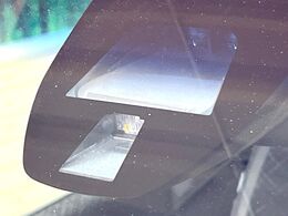 【シティブレーキアクティブシステム】低速走行中に前方の車両等を認識し、衝突しそうな時は警報とブレーキで衝突回避と被害軽減をアシスト。より安全にドライブをお楽しみいただけます。