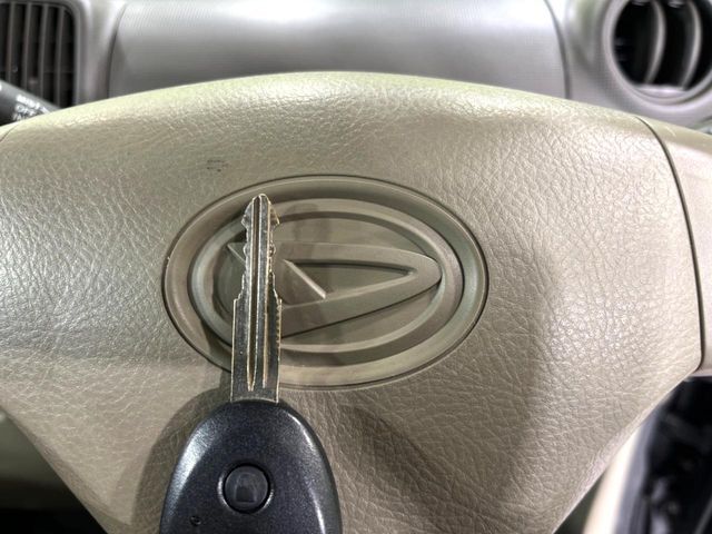 【キーレス】少し離れた場所からでもボタン一つでドアの開錠・施錠ができるのでとっても便利！ドアの鍵穴周りに傷をつけることもありません♪