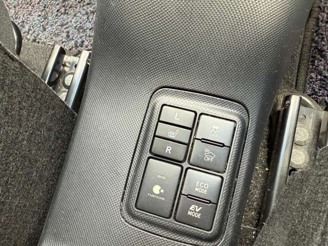 前席にはシートヒーターが装備されています！！」
