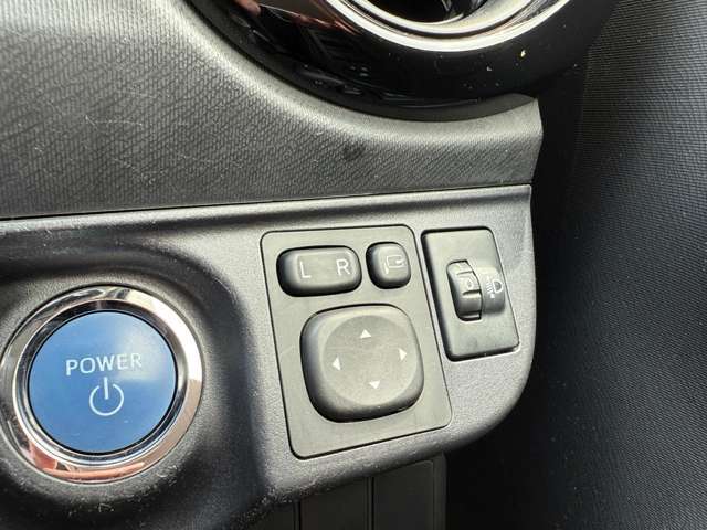 運転席から各種ボタンの操作がしやすいように設計されたデザイン。お子様がドアや窓でいたずらをしても安全管理ができます。
