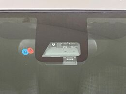 【トヨタセーフティセンス】走行中に前方の車両等を認識し、衝突しそうな時は警報とブレーキで衝突回避と被害軽減をアシスト。より安全にドライブをお楽しみいただけます。