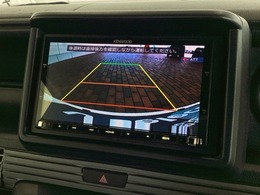 リバースギアに入れるだけで後方の表示へ切り替わります。夜間や雨の日の駐車も楽になりますよ。