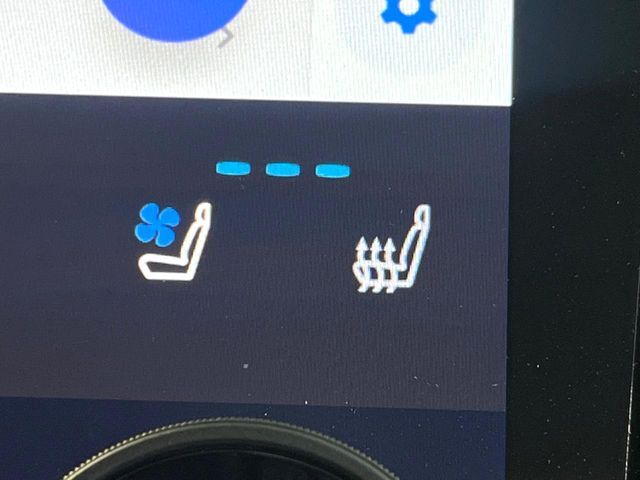 【シートベンチレーション】夏場は涼しい風でお尻や背中の熱やムレを防ぎ、冬はエアコンよりも早く温まってポカポカに！季節を問わず快適に過ごせます。
