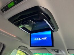 【フリップダウンモニター】大画面モニターで後席でもエンタメをお楽しみいただけます。小さなお子様にも大人気の装備です♪