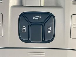 【両側パワースライドドア】スマートキーや運転席のスイッチで後席両側スライドドアの開閉が可能♪電動だから力を入れてドアを開ける必要が無く、小さなお子様でも簡単に開け閉めでき快適です♪