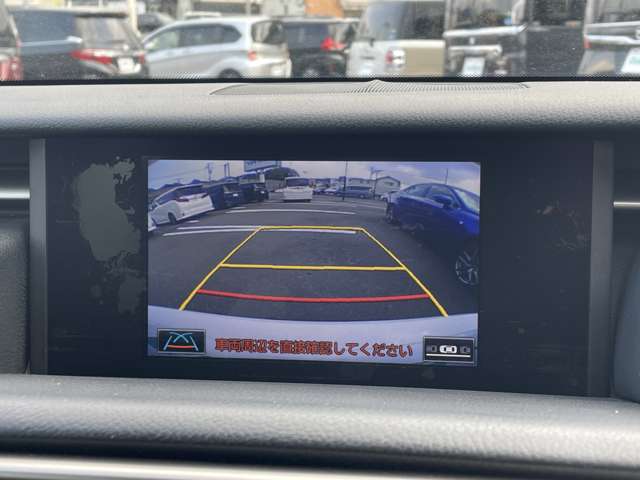 【バックモニター】後ろのカメラの映像をモニターに映し出すことができます！後方の見えない死角や、障害物との距離感をしっかり確認することができます！駐車が苦手な方におすすめです。