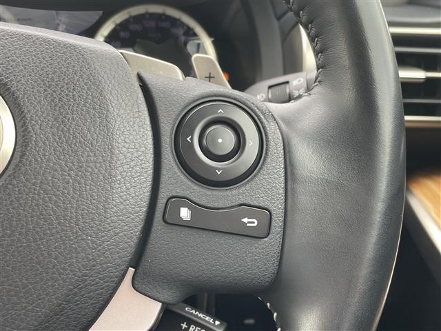 【ステアリングスイッチ】手元のボタンから、オーディオやナビなどの操作ができるので、よそ見をせずに安全に運転に集中できます。