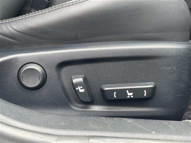 【パワーシート（電動シート）】シートを電動で、前後にスライドまたは上下の高さなどを調整することができます！細かい操作もスイッチ一つでできるので、とても便利です！