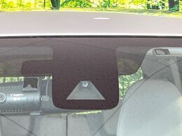 【エマージェンシーブレーキ】走行中に前方の車両等を認識し、衝突しそうな時は警報とブレーキで衝突回避と被害軽減をアシスト。より安全にドライブをお楽しみいただけます。