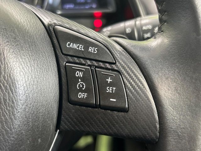 【クルーズコントロール】高速道路もラクラク走行。アクセルを離しても一定速度で走行ができ、長距離運転時の負担を軽減！加速・減速も簡単なスイッチ操作で調整できます。
