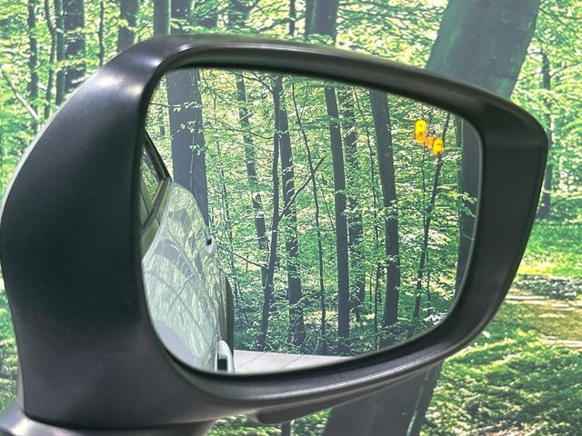 【ブラインドスポットモニタリング】走行中、ドアミラーの死角になりやすい箇所に後続車が接近するとサイドミラー付近に警告を表示、ドライバーに注意喚起をしてくれます。