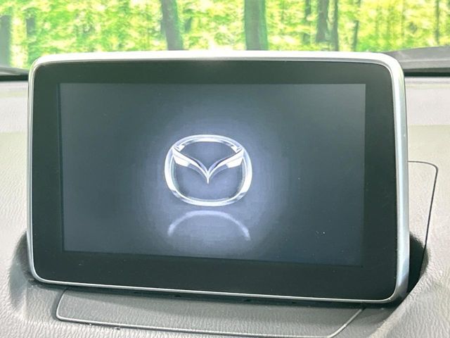 【マツダコネクトナビ】車内の雰囲気にマッチした一体型タイプのナビ。各種車輌設定やBluetooth再生等、様々な機能が楽しめます。直感的なダイヤル操作が可能で、使い勝手も良好です。