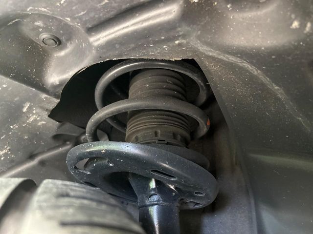 お車を安心してお乗りいただく為には、足回りの定期点検が欠かせません。サービスサポート（有償保証）では無料点検もご提供しており、安心のカーライフをお過ごしいただけるサポート体制が整っています。