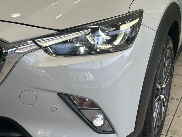 【LEDヘッドライト】悪天候や夜間走行時も良好な視界を確保し安心して運転できる高輝度LEDヘッドライトを装備！点灯速度が早く、消費電力も抑えられています。