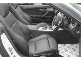 黒本革シートとシルバーパネルのインテリア、大変きれいな状態です！