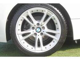 オプション設定の18インチアルミホイールがスポーティです。