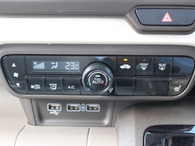 オートエアコンなので設定した温度で車内の温度を保ってくれます♪