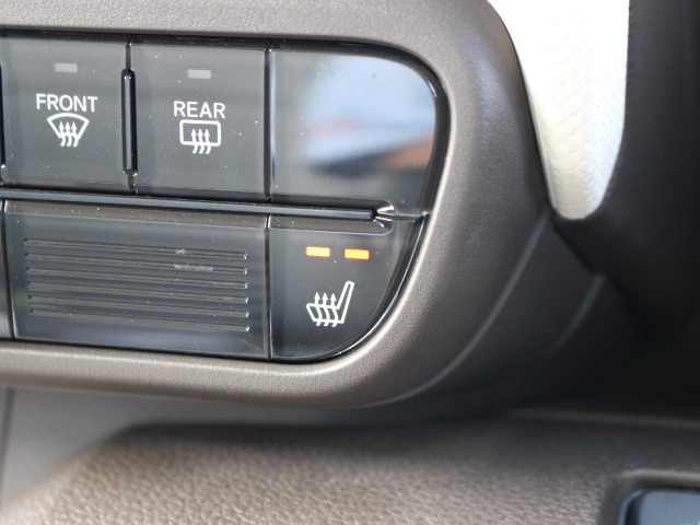 シートヒーター装備付き車！！座席に埋め込まれた電熱線によりシートを暖めることが出来る装備で、温めたられたシートは、寒い冬には最適です！！