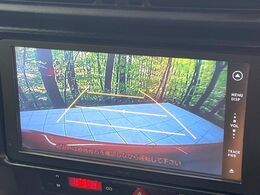 【バックカメラ】駐車時に後方がリアルタイム映像で確認できます。大型商業施設や立体駐車場での駐車時や、夜間のバック時に大活躍！運転スキルに関わらず、今や必須となった装備のひとつです！