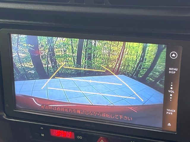 【バックカメラ】駐車時に後方がリアルタイム映像で確認できます。大型商業施設や立体駐車場での駐車時や、夜間のバック時に大活躍！運転スキルに関わらず、今や必須となった装備のひとつです！