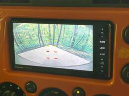 【バックカメラ】駐車時に後方がリアルタイム映像で確認できます。大型商業施設や立体駐車場での駐車時や、夜間のバック時に大活躍！運転スキルに関わらず、今や必須となった装備のひとつです！