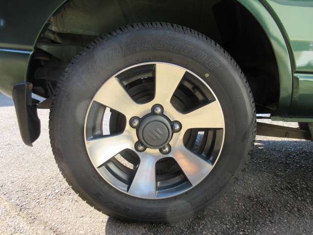 タイヤサイズは175/80R16　純正アルミ装着♪2023年製ブリジストンタイヤ残り溝は8分山ていどございます。