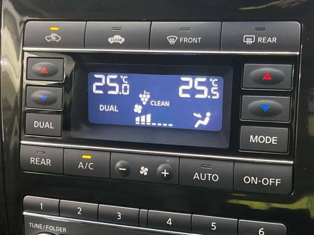 【オートエアコン】一度お好みの温度に設定すれば、車内の温度を検知し風量や温度を自動で調整。暑い…寒い…と何度もスイッチ操作をする必要はありません。快適な車内空間には必須の機能ですね♪