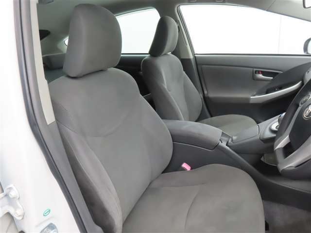 しっかりとしていて上質な座り心地のシートです。　座り心地も良くて長時間の運転も快適ですよ。　肌触りの良いシートが評判です。