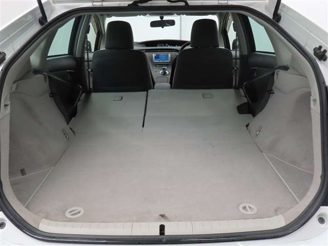 セカンドシートを倒した状態です。セカンドシートは独立可倒、荷物に合わせてラゲッジスペースをアレンジできます。