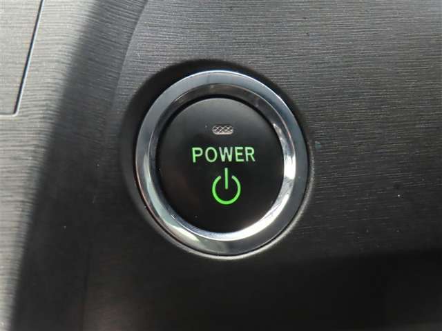 スマートエントリー＆プッシュスタートはキーをバッグ等に携帯している時にブレーキを踏んでスタートボタンを押すとエンジンが始動します。車内に忘れた場合にはロック出来ませんので締め忘れの心配もなくなります！