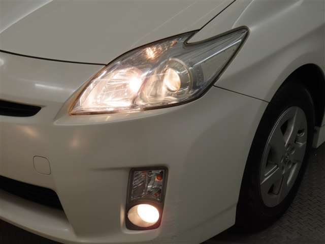 明るいライトが夜道を明るく照らしてくれます。　運転する上で、道路状況をいかに早く認識できるか重要なポイントです。　白色光が暗い道も明るく照らしてくれますよ。