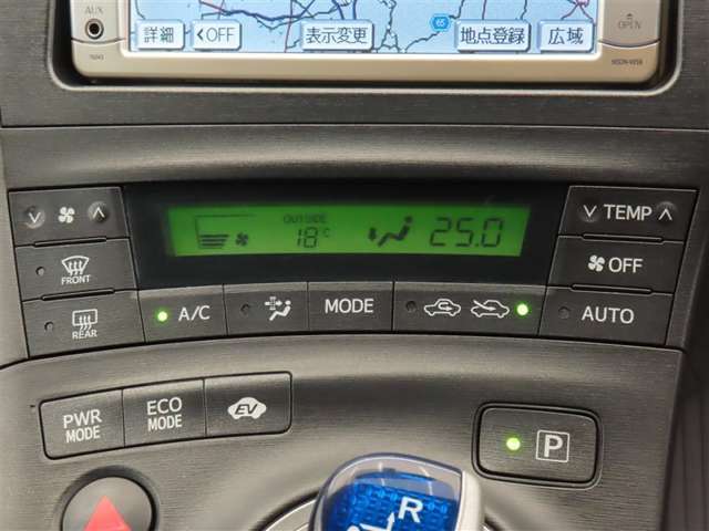 ★エアコンはオートタイプが装着済みです！オートモードにしておけば、車内温度を設定するだけで風の料や吹き出し口の切り替えを機械が行ってくれます！一年中快適な環境を作れますよ♪