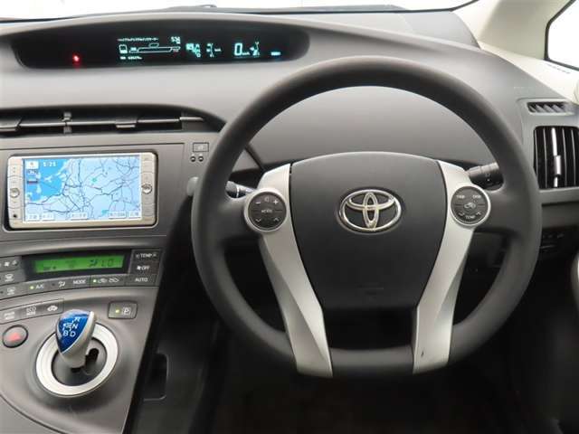 スタイリッシュなインパネ周りです！運転の際、常に目にする部分は、シックにまとめた飽きの来ないデザインが人気です！