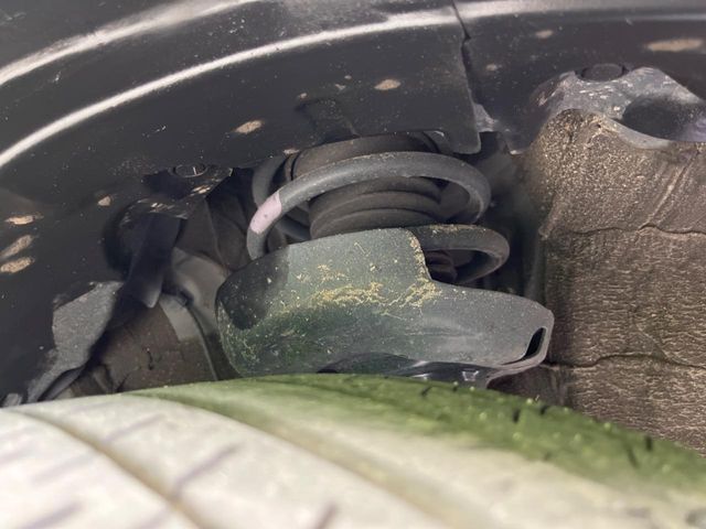 お車を安心してお乗りいただく為には、足回りの定期点検が欠かせません。サービスサポート（有償保証）では無料点検もご提供しており、安心のカーライフをお過ごしいただけるサポート体制が整っています。