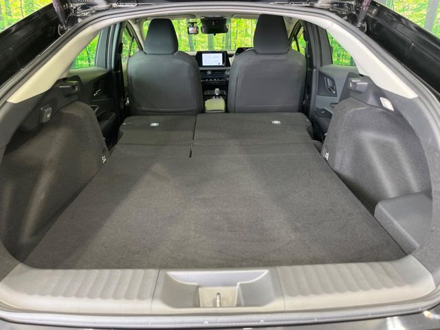 普段のお買い物や通勤、送迎等に十分な荷室スペースを確保しております。セカンドシートを倒すと、大きな荷物の積載も可能です♪