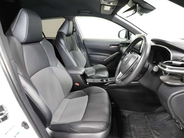 ゆったり室内で運転もしやすいです♪使い勝手の良い配置も考えられています！！