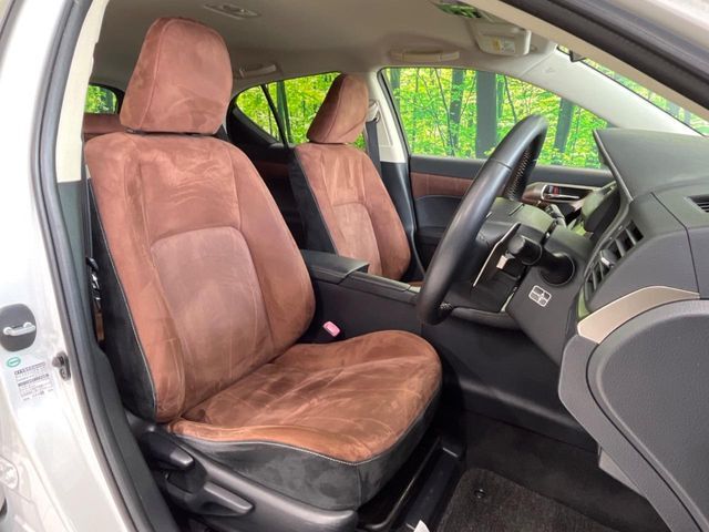 運転席シート廻りは使用感も少なく、良好な状態となっています。丁寧に使われていたことがよくわかりますね。