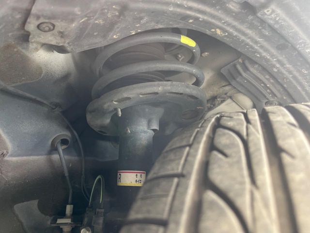 お車を安心してお乗りいただく為には、足回りの定期点検が欠かせません。サービスサポート（有償保証）では無料点検もご提供しており、安心のカーライフをお過ごしいただけるサポート体制が整っています。