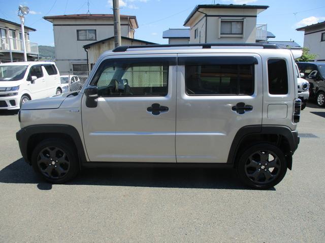 左側です