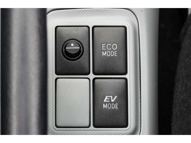 EVモードは電気モーターのみを使って走行するモードです。深夜の住宅街、屋内駐車場でエンジン騒音や排気ガスを気にすることなく走行できます。