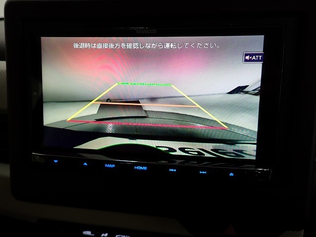 バックをするとき自動でリアの様子が映る『リアカメラ』付き！ナビ画面で確認しながらバックができ、ガイドラインで距離感がつかめるので後ろの壁も安心ですね。でも、周りへの目視も忘れないでくださいね！