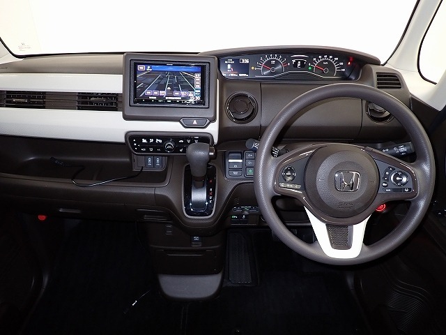 視界と視認性に優れたインパネまわりに統一感のあるデザインで全体をすっきりと。スイッチ類は見やすく分かりやすいレイアウトに。エンジンスタートはスタートボタンをワンプッシュ！