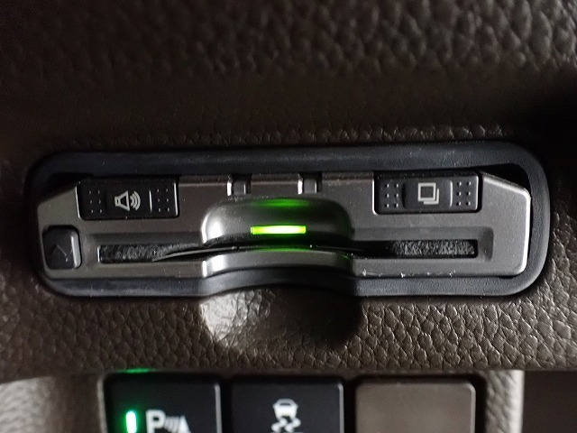 デザインスッキリのビルトイン『ETC』！高速道路の特典はもちろん、キャッシュレスなので料金所では徐行するだけで通過可能です！