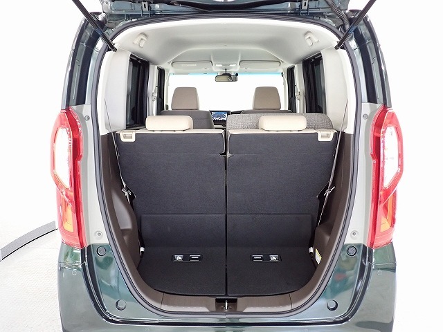 リアシートの後ろにはラゲッジスペースが確保されています。開口部も大きく床も低いので積み降ろしが楽です。