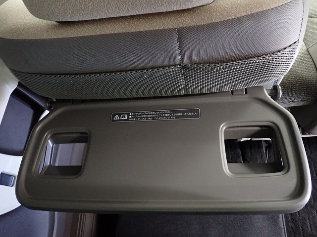リアシート前には軽食を取るときなどに便利な折りたたみ式の大型トレー付！使わない時はしまっておけます。快適な装備満載で嬉しいですね♪