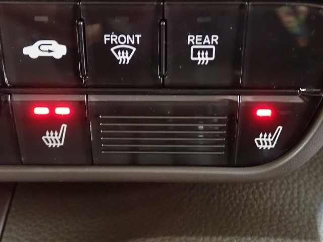 寒い冬でも暖かポカポカのシートヒーターが装備されています。