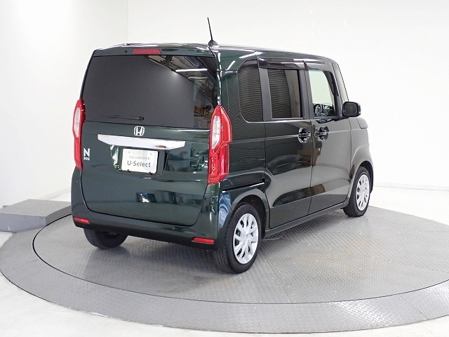 プライバシーガラスが装備されています。外を見るときには気にならずに、後方車両からは車内が見えにくい設計です、周りを気にせず、快適に運転できますよ。