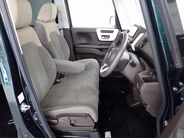 フロントシートはベンチシートです、運転席と助手席の移動が簡単です。真ん中にはアームレストも装備されています！ また運転席シートの高さも調整できます。