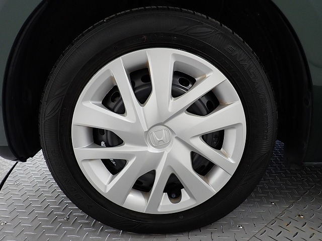 ホイールは車のデザインにマッチした専用タイプです。